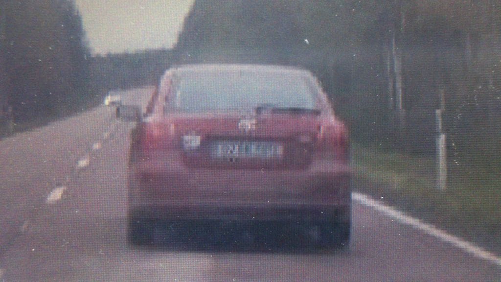 Havainnot tästä autosta voi ilmoittaa suoraan hätäkeskukseen.