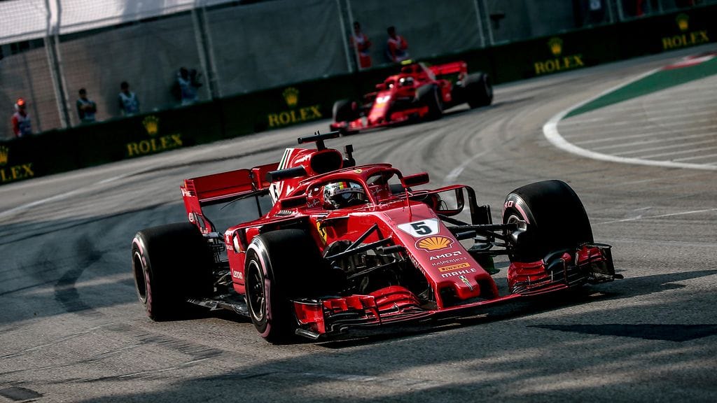 Ferrarin Sebastian Vettel (etualalla) ja Kimi Räikkönen (takana) jäivät eturivin ulkopuolelle Singaporen GP:n aika-ajoissa.