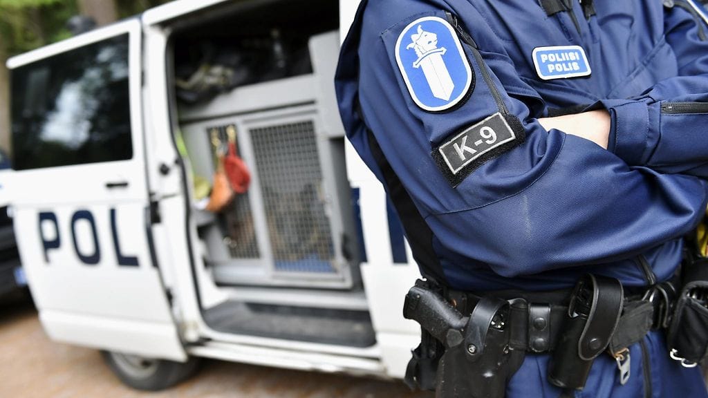 Onnettomuushetkellä oli pimeää ja tienpinta oli märkä.