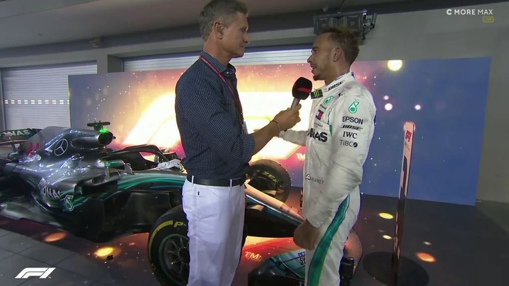 Singaporen GP:n voittaja Lewis Hamilton (oikealla) ex-kuski David Coulthardin haastattelussa.