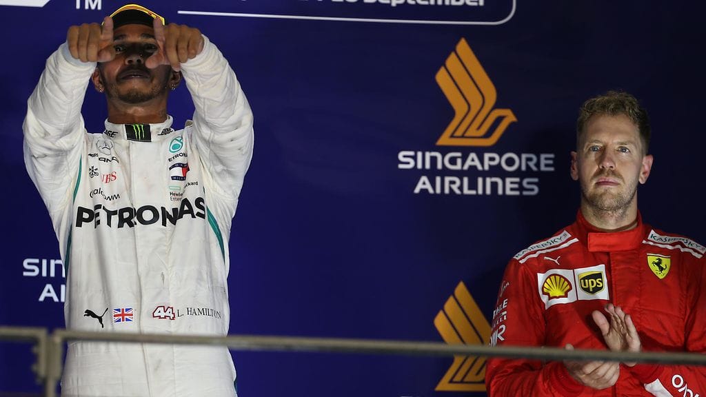 Sebastian Vettel (oikealla) joutui tyytymään kolmanteen sijaan Singaporen GP:ssä.