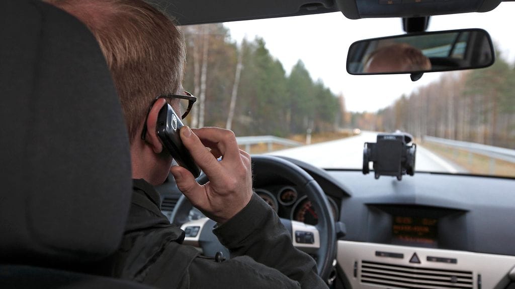 Kallion mukaan tarkkaamattomuus liikenteessä tyypillisesti johtuu puhelimen näpräämisestä tai siihen puhumisesta ajon aikana.