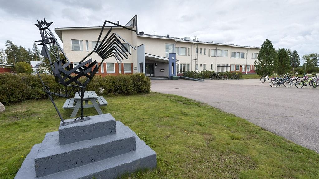 Frosteruksen koulun rehtorin virkasuhde purettiin kunnanhallituksen päätöksellä. Koulu sijaitsee Kärsämäellä.