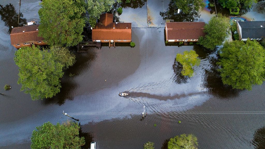 Ihmiset melovat tulvavesialueella Pohjois-Carolinassa.