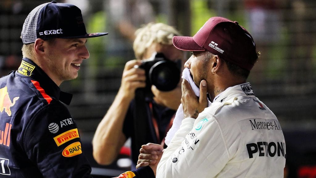 Max Verstappenin (vasemmalla) mielestä hänen ei olisi ollut reilua ohittaa Lewis Hamilton (oikealla) Singaporen GP:n dramaattisen tilanteen keskellä.