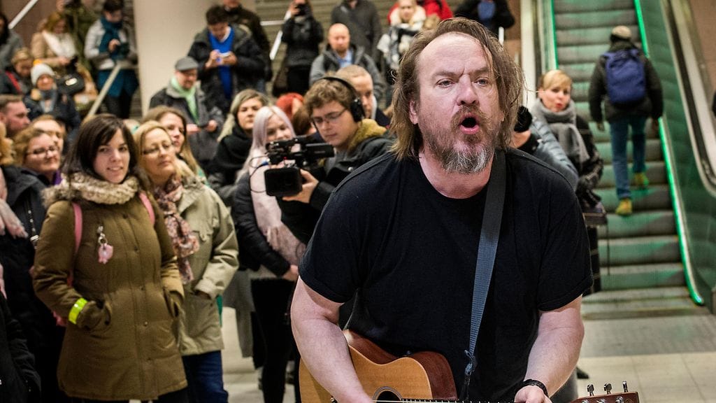 Pantse Syrjä esiintymässä Helsingin Asematunnelissa vuonna 2016.