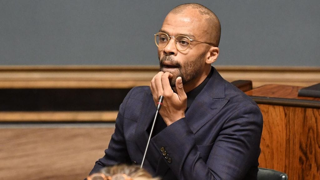 Kansanedustaja Jani Toivola julkaisi asumisjärjestelyistään facebook-päivityksen, jossa kertoo siirtävänsä kirjansa Helsinkiin.