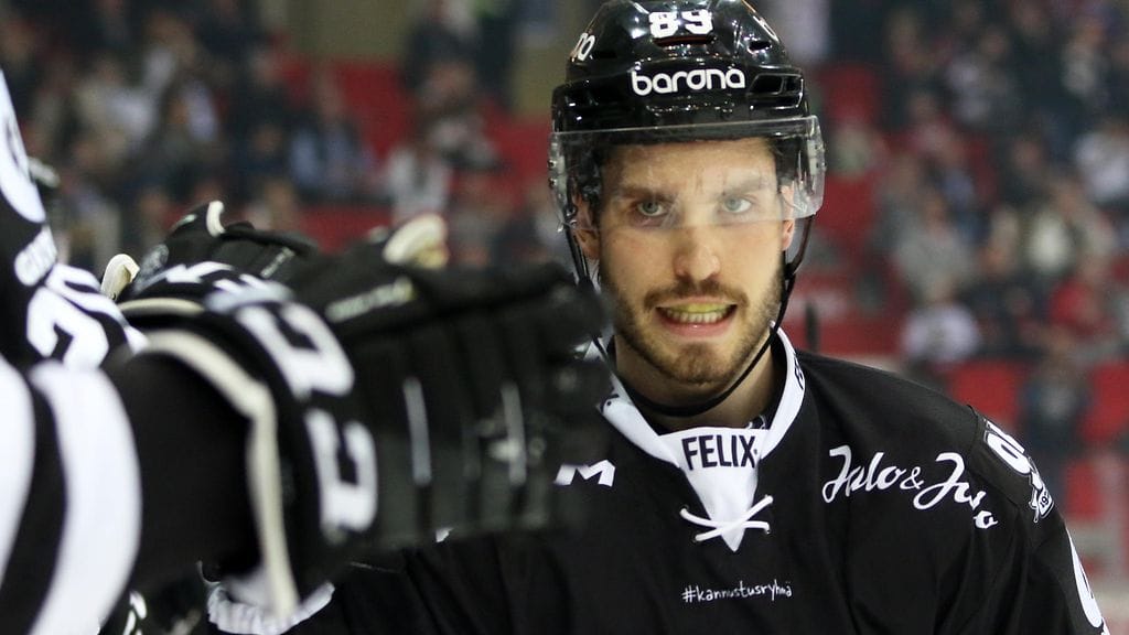 Oula Palve tehtaili hattutempun KooKoota vastaan.