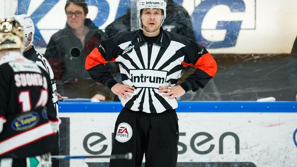 Lassi Heikkinen satutti kätensä TPS:n ja Kärppien välisessä ottelussa.