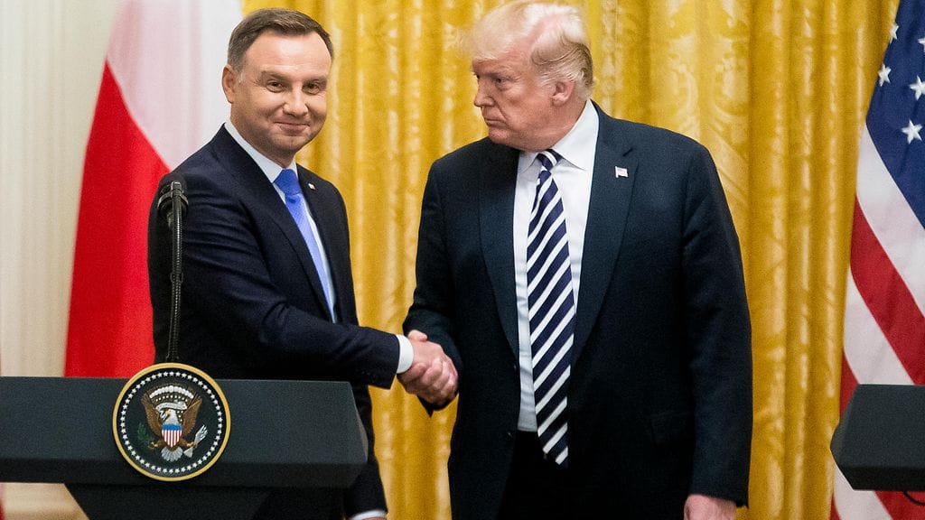 Puolan presidentti Andrzej Duda ja presidentti Donald Trump kättelevät Valkoisen talon tapaamisessa.