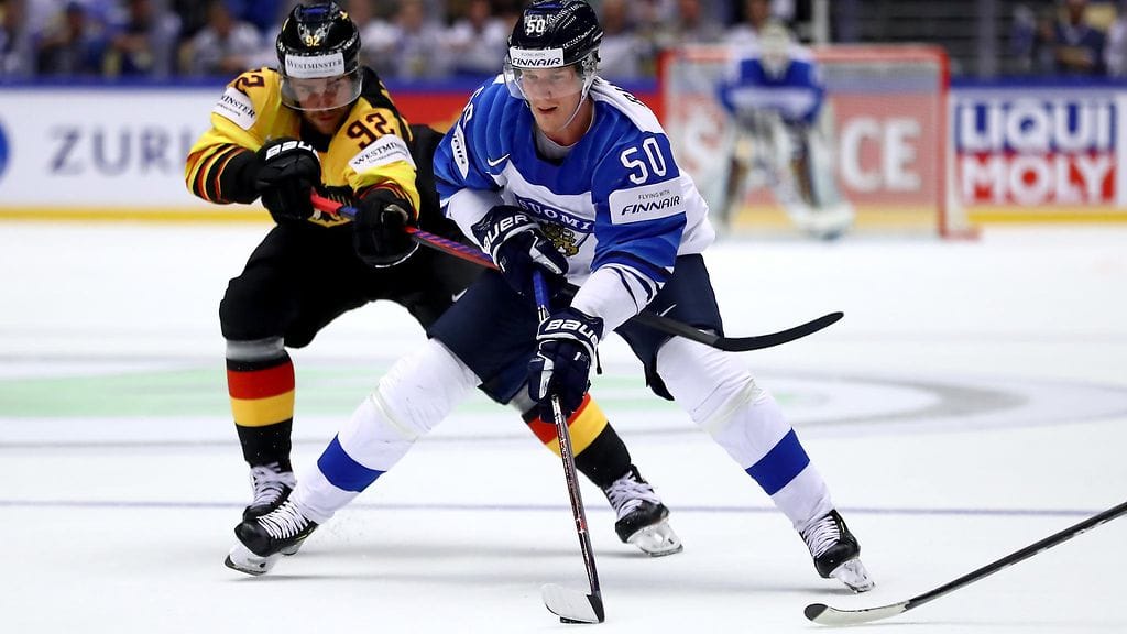 Juuso Riikola (sinivalkoisessa paidassa) viiletti Leijonien mukana viime kevään MM-kisoissa Tanskassa.