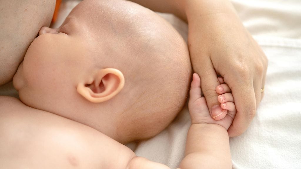 Äidin ottaman koronarokotuksen suojavaikutusta saattaa siirtyä myös rintamaitoon. Kuvituskuva.