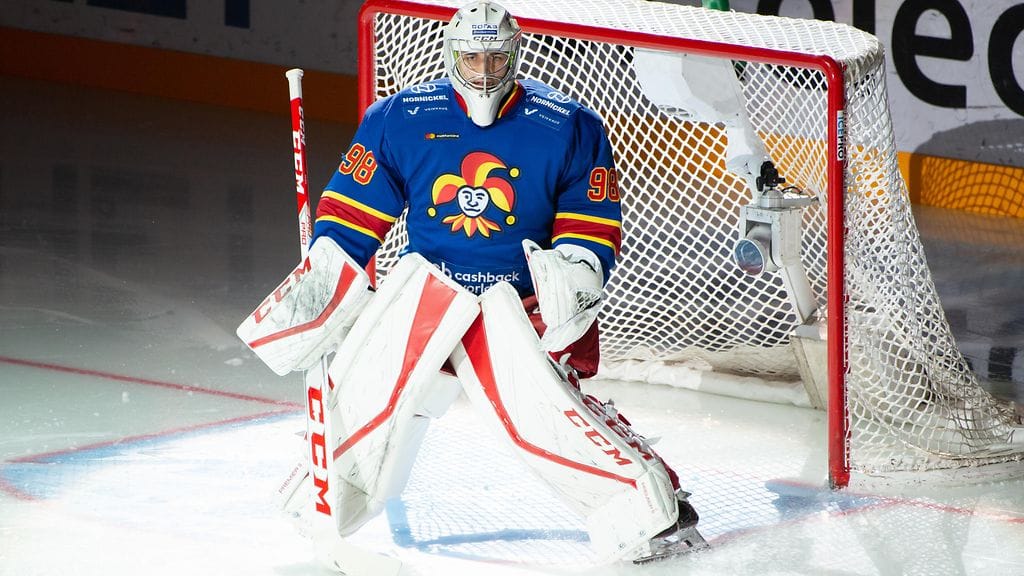 Latvialainen Janis Kalnins on torjuntavuorossa, kun Jokerit kohtaa KHL:ssä idän jättiseuran Metallurg Magnitogorskin.