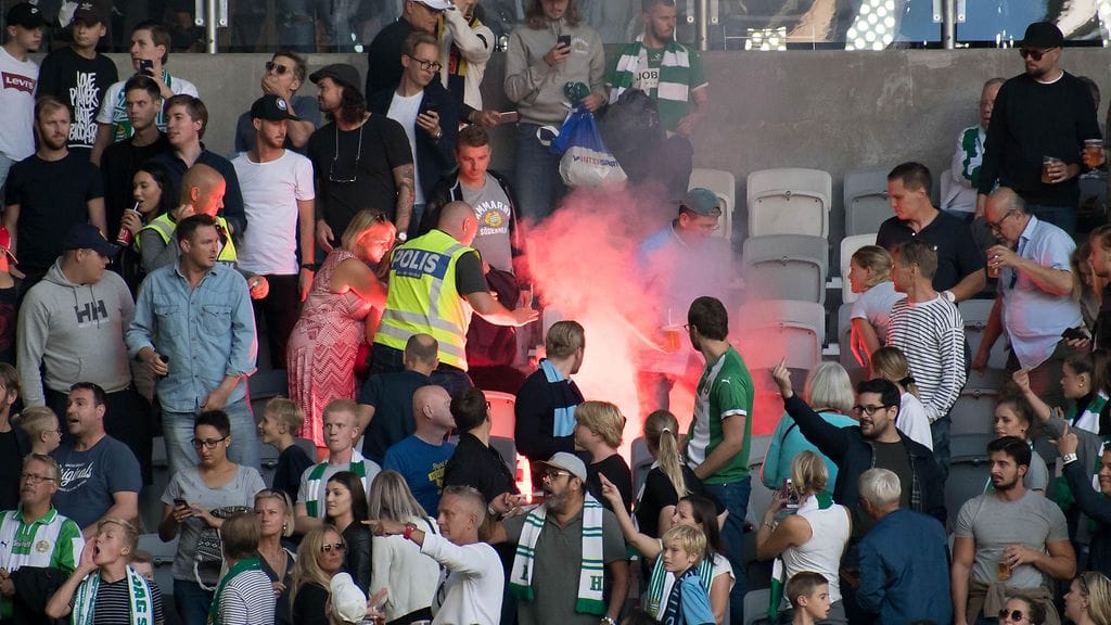 Kannattaja heitti palavan soihdun katsomoon.