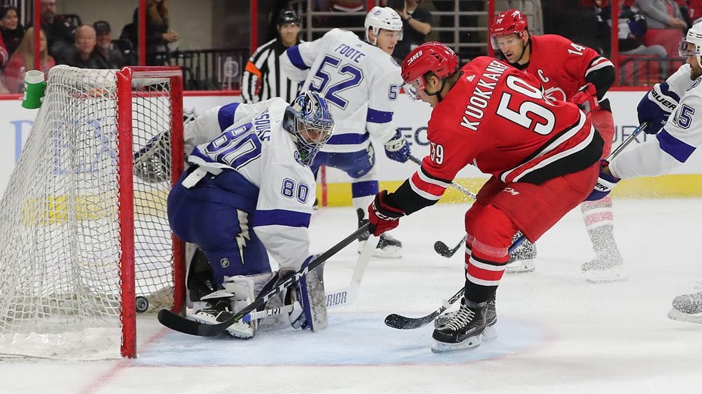 Janne Kuokkanen ohjaa maalin kulmalta Carolinan 1-0-maalin Tampa Bayta vastaan.