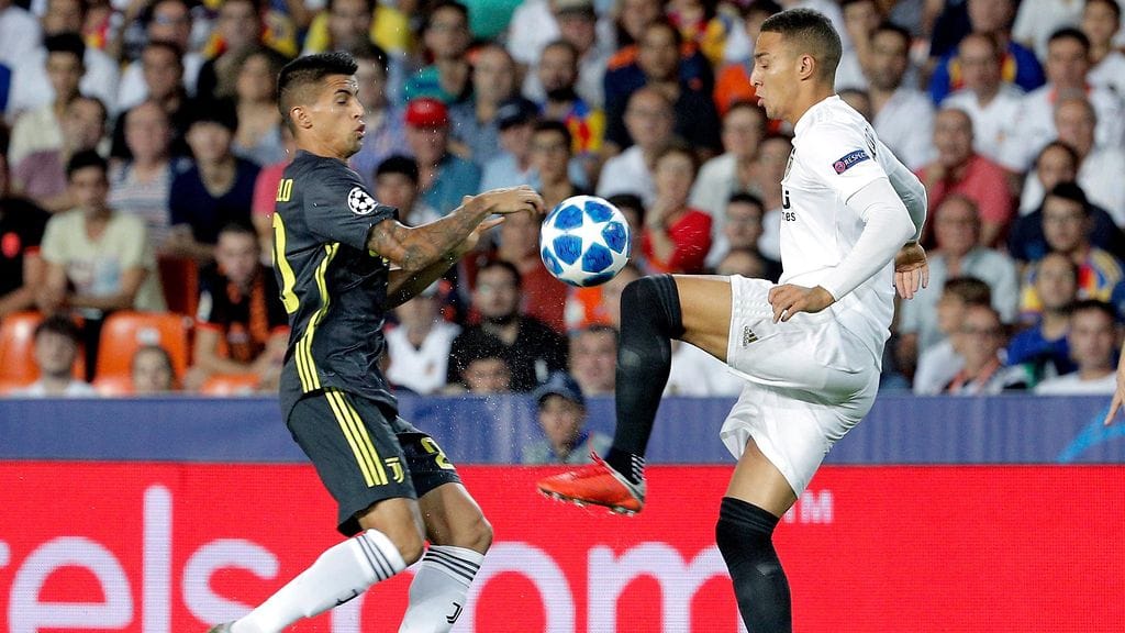 Joao Cancelo ja Rodrigo Moreno vastakkain pallontavoittelutilanteessa.