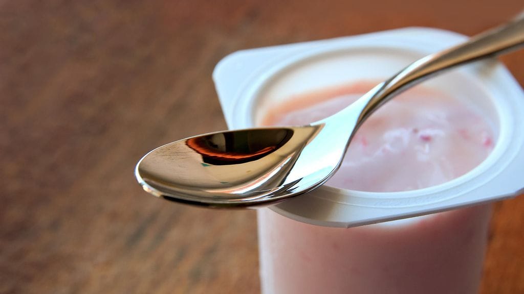 Älä heitä pois jogurtin päällä lilluvaa nestettä.