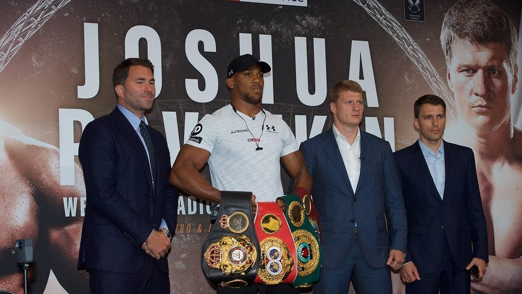 Anthony Joshua (toinen vas.) kohtaa lauantaina oikealla puolellaan seisovan Aleksandr Povetkinin Lontoon illassa.