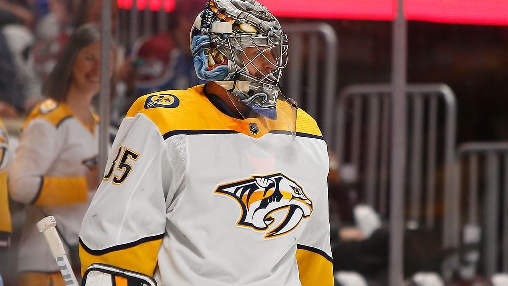 Pekka Rinne vielä vanhan maskin kanssa.