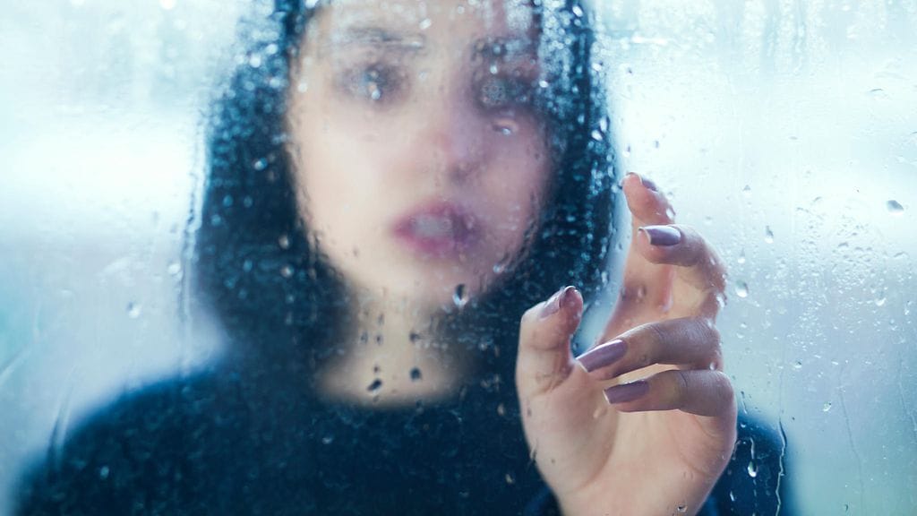 Nour Naasin isä surmasi tämän äidin vuonna 2013. Vasta viiden vuoden kuluttua äitinsä kuolemasta Naas tajusi, että henkinen väkivalta on aivan yhtä vaarallista kuin fyysinen.