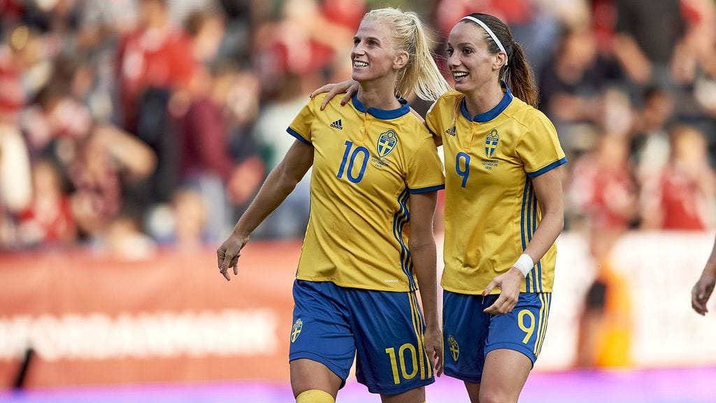 Ruotsin naiset vaativat tasa-arvoa jalkapalloon. Kuvassa Kosovare Asllani ja Sofia Jakobsson.