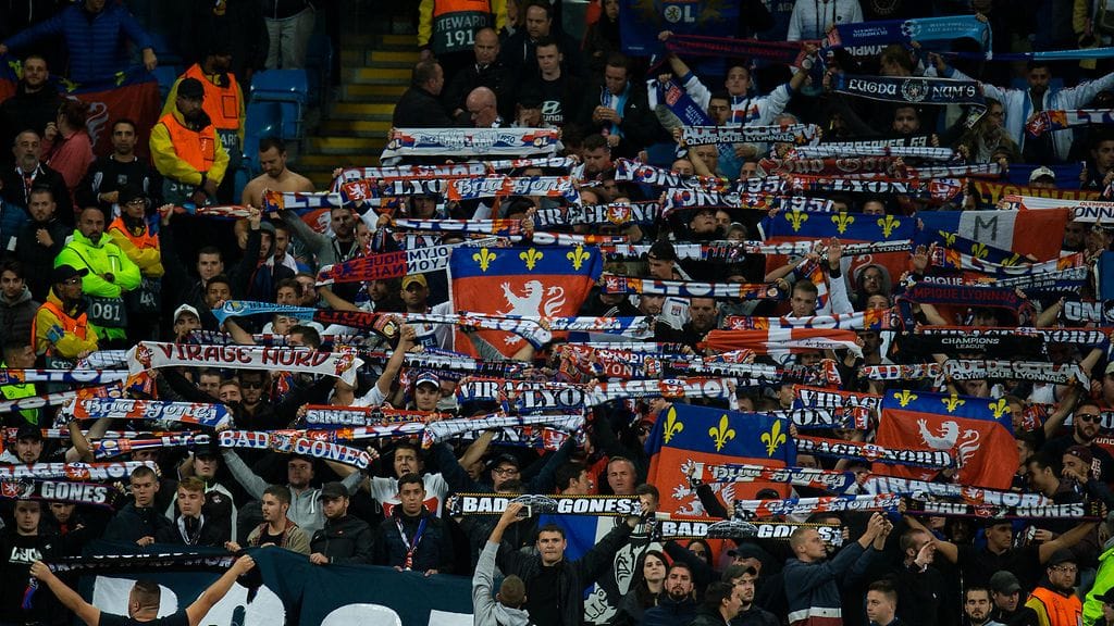 Lyon-kannattajia Manchester City-vierasottelussa.