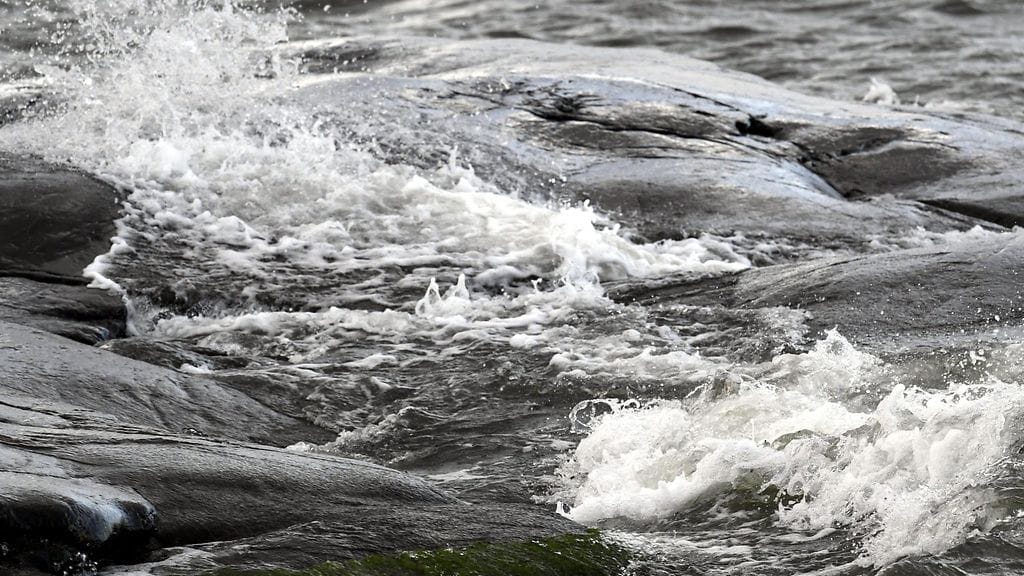 Aallot löivät päin kalliota Eiranrannassa Helsingissä 12. syyskuuta 2018.