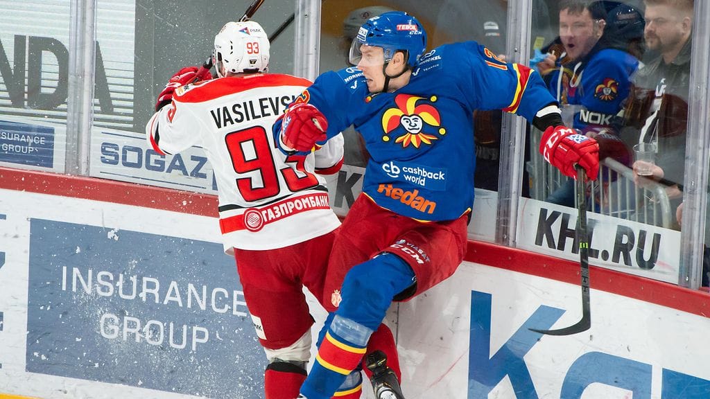 Avtomobilist Jekaterinburgin Aleksei Vasilevski ja Jokerien Marko Anttila laitakahinassa.