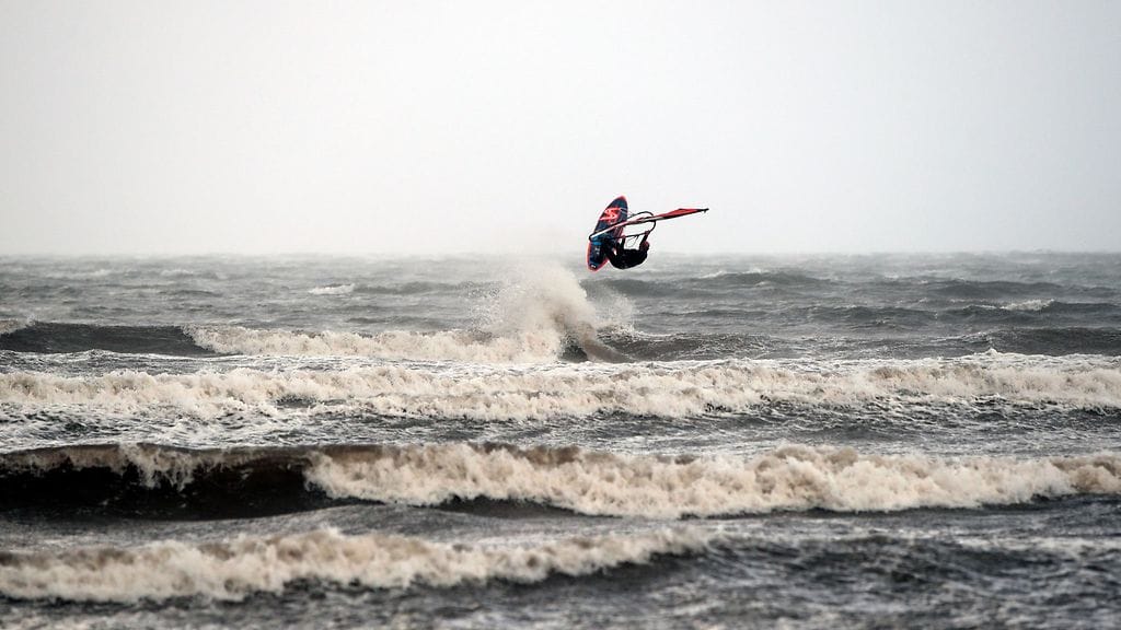 Surffaja nautti Knud-myrskyn nostamista korkeista aalloista Etelä-Norjan Tønsbergissä eilen.