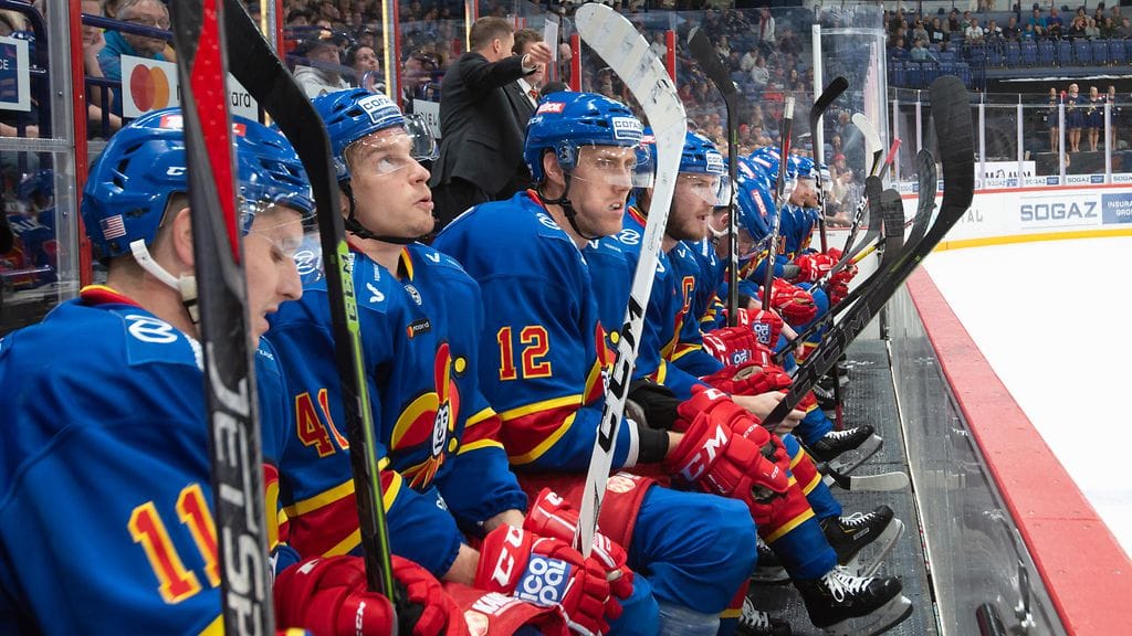 Jokerien vaihtopenkkiä kotiottelussa 21.9.2018.