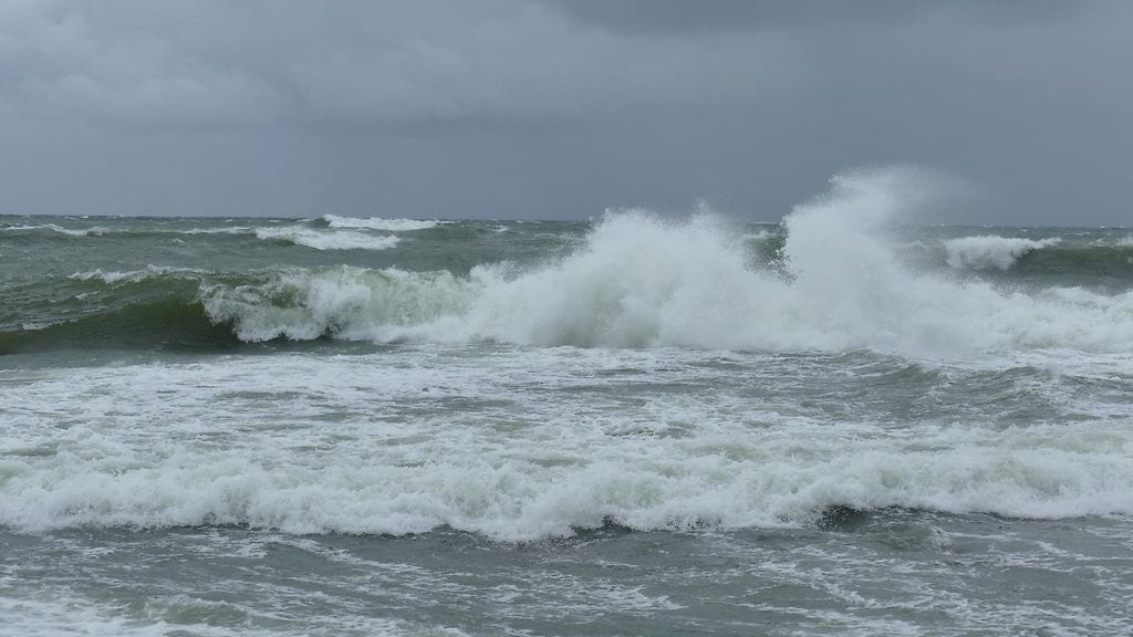 Kuvassa Mauri-myrsky riepottaa merta Reposaaren takarannalla. Kuva: Matti Nurmi.