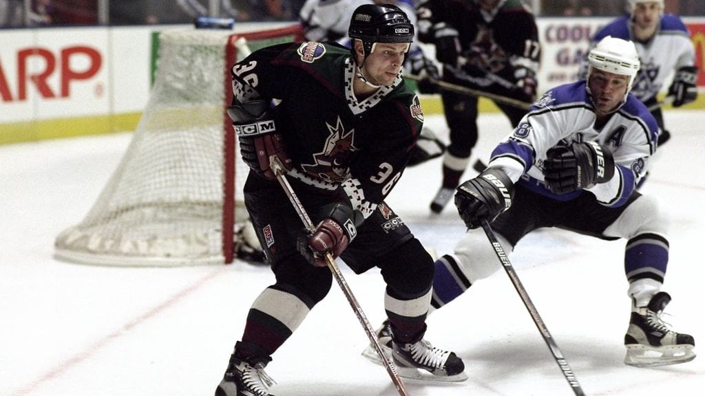 Juha Ylönen Phoenix Coyotesin paidassa vuonna 1998.