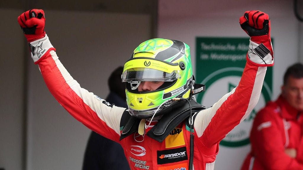 Mick Schumacher tuulettaa voittoa Spielbergissä.