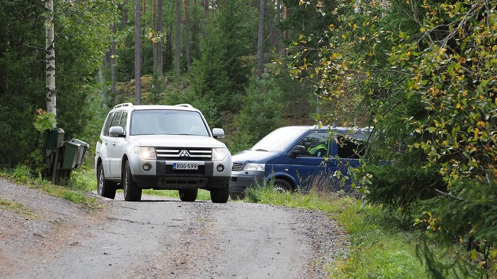 Paraisilla Ybbernäsissä sijaitsevan Airiston Helmi Oy:n kiinteistön läheisyydessä poliiseja sinisessä pakettiautossa ja harmaassa maastoautossa eilen.