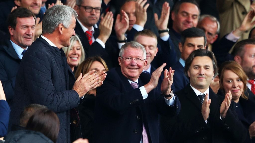 Sir Alex Ferguson palasi Old Traffordin lehtereille.