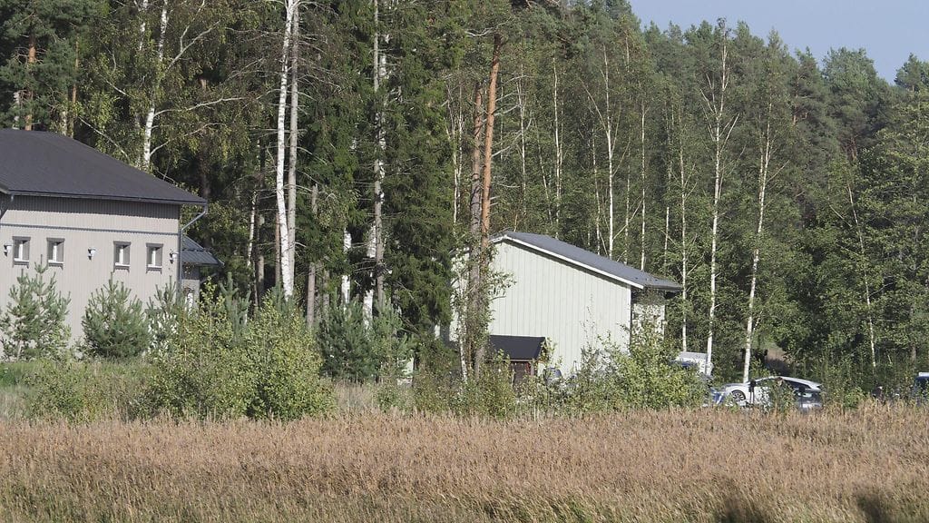 Paraisilla Ybbersnäsissä sijaitsevan Airiston Helmi Oy:n kiinteistön alueella poliiseja eilen. Keskusrikospoliisi on tehnyt kotietsintöjä Varsinais-Suomen alueella viikonloppuna. Etsinnät liittyvät Verohallinnon kanssa tehtävään esitutkintaan, jossa epäillään muun muassa törkeää rahanpesua.