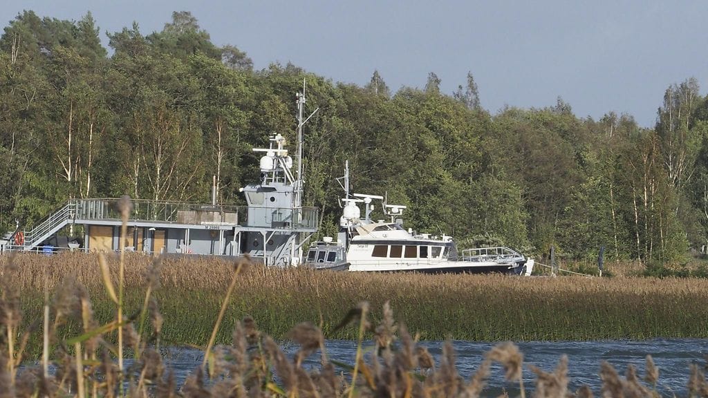 Paraisilla Ybbersnäsissä sijaitsevan Airiston Helmi Oy:n kiinteistön alueella veneitä rannassa tänään päivällä. Keskusrikospoliisi on tehnyt kotietsintöjä Varsinais-Suomen alueella viikonloppuna.