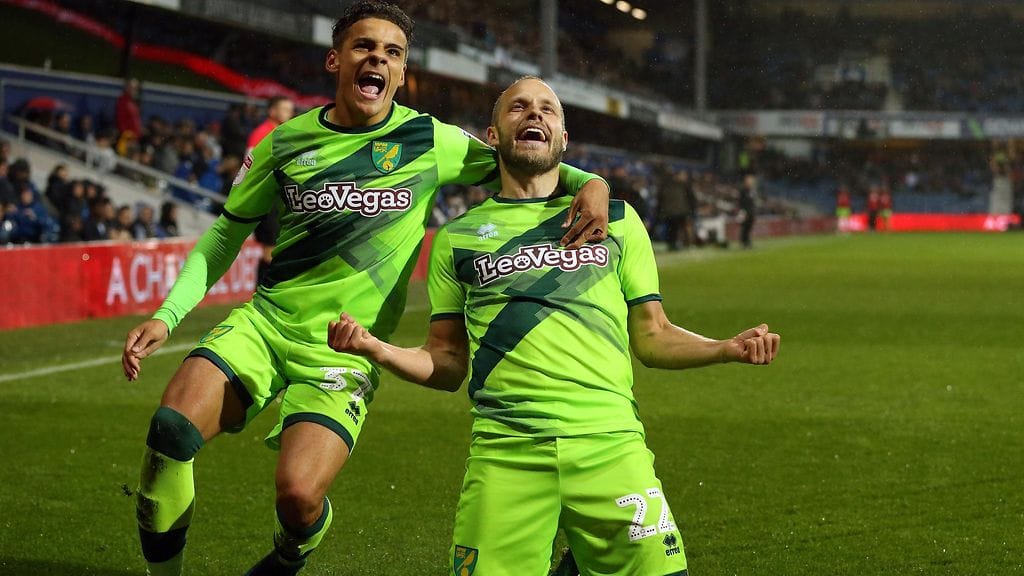 Teemu Pukki tuulettaa voittomaalia 1500 Norwichin kannattajan edessä vierasottelussa Queens Park Rangersia vastaan.