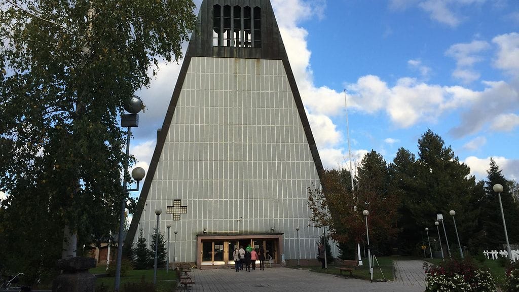 Ihmiset kokoontuivat Kauhajoen kirkolle muistelemaan kymmenen vuoden takaisia tapahtumia.