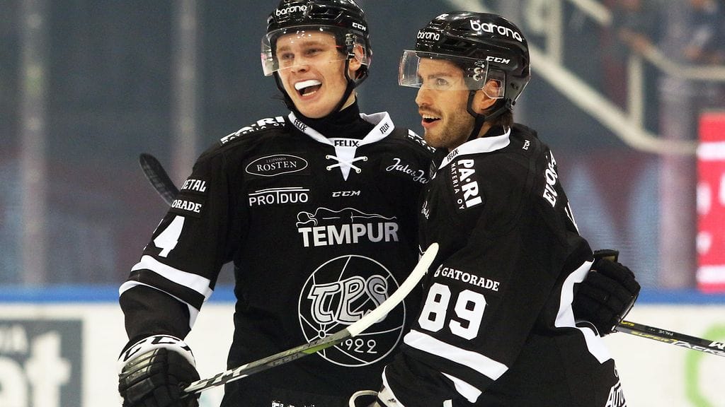 Kaapo Kakko (vasemmalla) on nakuttanut kovaa jälkeä toisen TPS-tähden Oula Palven (oikealla) kanssa alkukauden aikana.