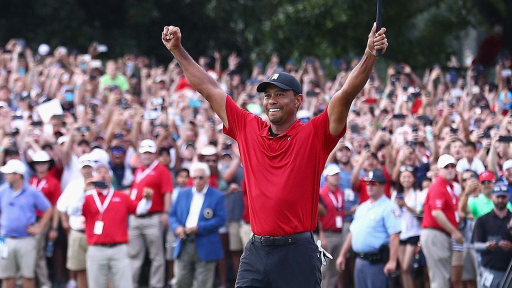 Tiger Woods tuulettaa ensimmäistä turnausvoittoaan sitten vuoden 2013.