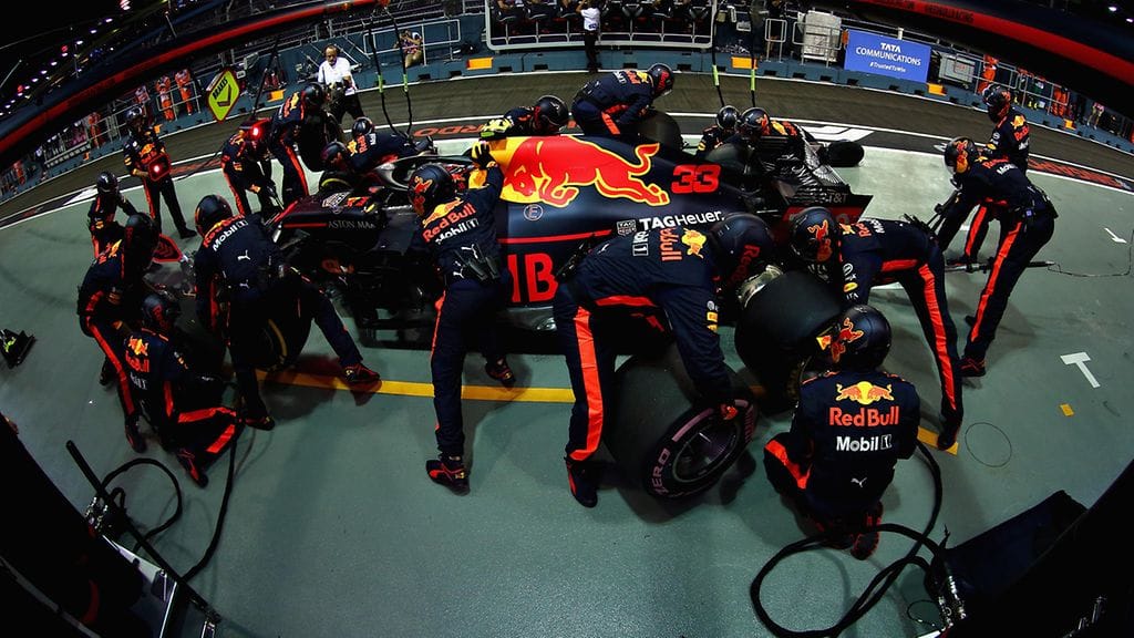 Max Verstappen varikkokäynnillä Singaporessa