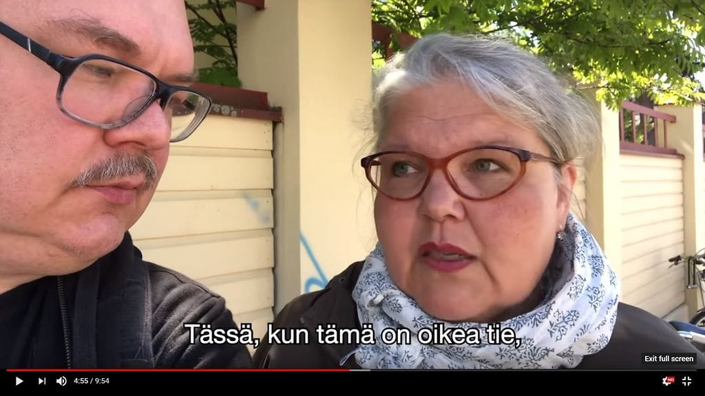 Kuvakaappaus liikenne- ja viestintäministeriön tilaamasta "Rakkaudesta infraan" -sarjasta, jossa esiintyvät Kaarina Hazard ja Mikko Roiha.