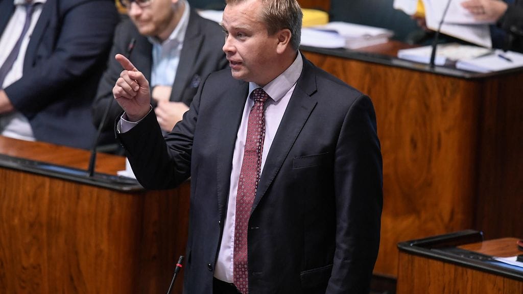 Keskustan eduskuntaryhmän puheenjohtaja Antti Kaikkonen (kesk.).