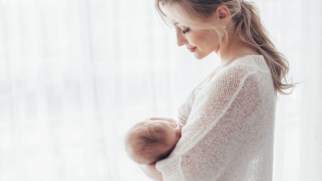 Perheenäiti alkoi epäilemään rintasyöpää huomattuaan, ettei hänen pieni poikansa huolinutkaan enää tissiä suuhunsa. Kuvituskuva.