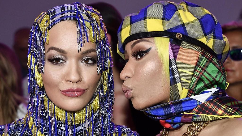 Rita Ora ja Nicki Minaj pukeukutuivat Versacen muotinäytöksessä näyttävästi.