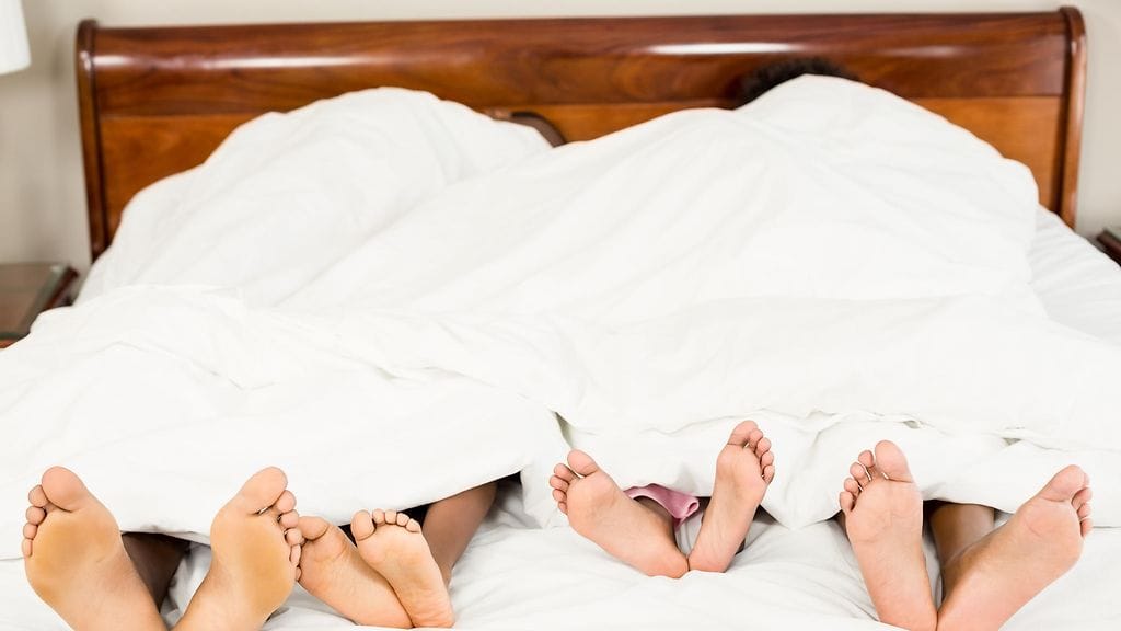 lapset vanhempien sängyssä