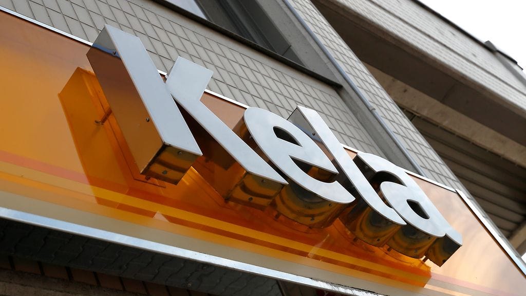 Hallituksen esitysluonnos elatustukeen ehdotetuista muutoksista lähti maanantaina lausuntokierrokselle. Kuvituskuvassa Kelan logo.