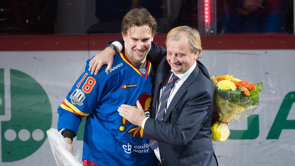 Hjallis Harkimo onnitteli Jokereiden Sami Lepistöä.