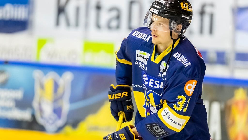 Janne Ritamäki kävi taklauksen läpi Oula Palveen kanssa.